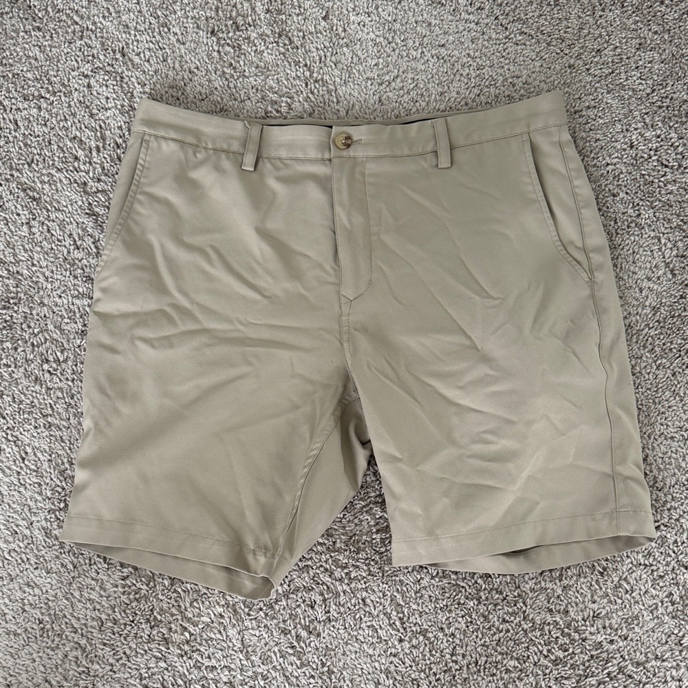 Vineyard Vines Links Short in Khaki Tan